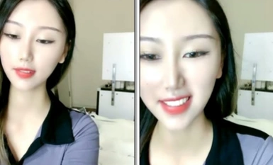 Ang pinakamagandang kagandahan sa mundo na may mahabang buhok, marangal at seksi na pigura, hubad at mataba na puwet, mapang-akit na ipinobomba ang kanyang mga suso gamit ang kanyang mga kamay