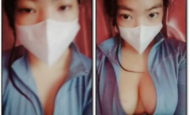 Naalimpungatan ang isang batang babae sa dormitoryo ng mga babae at naligo upang akitin ang kanyang kaibigang lobo anumang damit na panloob at patuloy na pini-finger ang kanyang puke para sa kaibigang lobo.