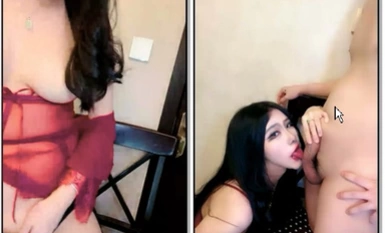 ชุดชั้นในเซ็กซี่สีแดง แต่งหน้าจัดหนัก และริมฝีปากสีแดง นางแบบสาวราชวงศ์ฝึกแฟนของเธอที่มีหนังหุ้มปลายมากเกินไปเพื่อให้มีออรัลเซ็กซ์ หน้าอกใหญ่