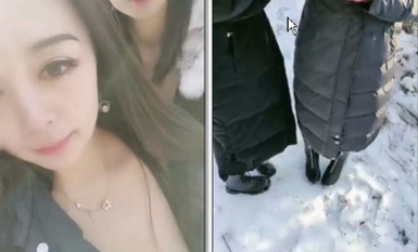 Northeastern iron with boudoir sisters in the snow and ice outdoor play exposure, open the down jacket to show you wonderful body, snowballs rubbing B cold silk