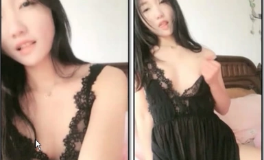 Ang dalisay at magandang babae na malabo ang mga mata ay nakikipag-chat sa bahay. Direkta siyang nagpapakita sa kama sa sarili niyang kwarto.