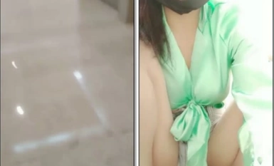 หญิงสาวเจ้าอารมณ์ถูกเปิดเผยในห้องน้ำของห้างสรรพสินค้า เธอเปิดแผงขายของเพื่อหลอกล่อเจ้าหน้าที่รักษาความปลอดภัยในลานจอดรถและสัมผัสจิ๋มของเธอ พี่ชายตื่นเต้นมากจนปล่อยมือไม่ได้