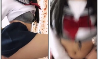 เธอยังเด็ก ตัวเล็ก และน่ารัก เธอมีเสน่ห์ในชุดนักเรียน เธอเริ่มขี้เล่นมากขึ้นเรื่อยๆ