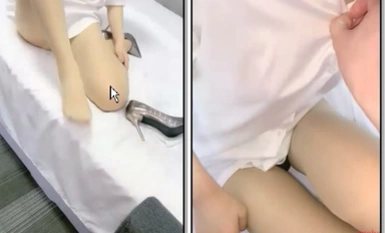 Một cặp vợ chồng trẻ biết chơi quan hệ tình dục. Cô ấy mặc tất mở và đi vào từ phía sau. Cô ấy liếm âm đạo của mình qua con mèo màu hồng không có lông ngon quá.