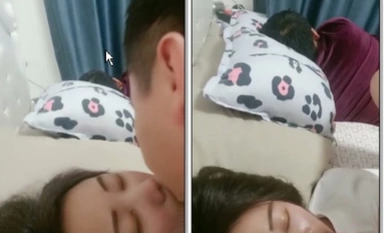 Late at night to tease the sleeping housewife, Mu Er black purple, keying a moment, the water like a fountain sprayed out.