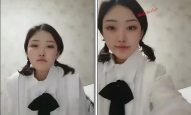 Một cô gái thuần khiết, ngọt ngào và dễ thương với mái tóc ngắn thắt bím. Ngực cô ấy thật to, quầng vú của cô ấy càng thêm quyến rũ.