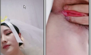 หญิงสาวที่ดีที่สุดที่ให้นมบุตรสวมชุดแต่งงานและผ้าโพกศีรษะ หน้าอกใหญ่ทั้งสองของเธอพลิ้วไหว หีของเธอก็สีชมพูสุด ๆ เธอคุกเข่ายกบั้นท้ายสีพีชที่สวยงามซึ่งเย้ายวนใจอย่างยิ่ง