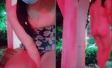 야외 알몸 달리기,이 음부는 매우 신나는 놀이, 길가 사람들과 교통, 늑대 친구에게 알몸으로 큰 검은 소에 고정 된 음부를 볼 수 있습니다.