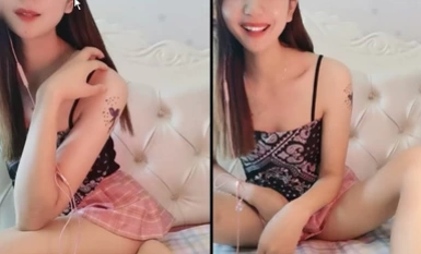 Mỹ nhân ăn nói nhỏ nhẹ là đỉnh nhất, đũng quần bị xé toạc trong chiếc váy lụa, mông nâng lên và các ngón tay đưa vào nhẹ nhàng, máy rung rung lên lồn.