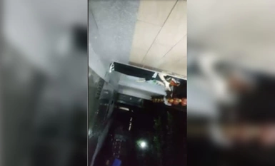 【深巷俏佳人】，夏日街头，美女出没，走在路上问问价，小黑屋里干D罩杯大胸娇喘.