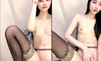 넷플릭스 최고의 콘텐츠가 곧 출시됩니다! 레오파드 프린트 가터 스타킹! 갓 면도한 슈퍼 핑크 보지와 유리 막대 찌르기, 슈퍼 클로즈업 샷.