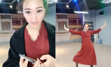 Ang pang-ekonomiyang kapaligiran sa taong ito ay hindi maganda, at ang seksi na guro ng klase ng sayaw ay pinilit na lumabas sa negosyo, nakikipaglaro sa kanyang magandang puki sa walang laman na studio ng sayaw.