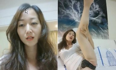 Một bà cô 38 tuổi đoan trang và lịch thiệp dạo gần đây tâm trạng không tốt, đến nhà chị gái để thư giãn, không có người đàn ông nào để đụ nên đeo bao cao su vào ngón tay và đụ cô ấy. vẫn cảm thấy rất sừng.