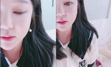 清纯JK装学生妹！初下海超高颜值，两个奶子又白又软，撩起裙子露无毛肥逼，掰开特写洞洞很紧致