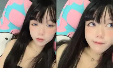 Cô gái xinh đẹp dễ thương! Hãy cởi quần lót và con mèo không có lông của bạn ra! Nâng mông lên và làm sạch âm hộ xinh đẹp của cô, con bò đen to lớn rung lên, tiếng rên rỉ cực khoái khiến cô ướt át.