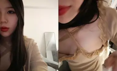 烈焰紅唇網紅小姐姐！躺在床上寂寞秀一段！撩起裙子掰穴，從下往上視角，雙指插入猛扣