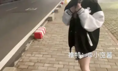 The latest Twitter seven popular Laurie female host reveals private photos outdoor field battle nude roadside beautiful buttocks into the back of the popping small empty sauce (2)