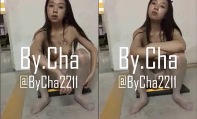 เจ้าของกองทุนฝึกอบรม Cha Xiaoli "หวู่ฮั่น" มีภารกิจเปลือยที่เท่ที่สุดเธอเผยให้เห็นใบหน้าของเธอเปลือยเปล่าและขึ้นลิฟต์จากบ้านไปยังโรงรถใต้ดินและด้านหลัง