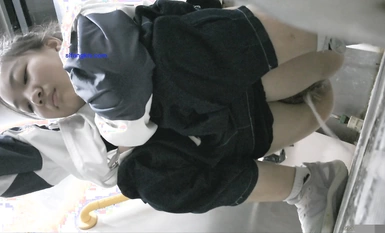 十月最新流出廁拍大神潛入 師范大學附近公共廁所正面全景偷拍青春靚麗學妹第十期-運動褲妹子