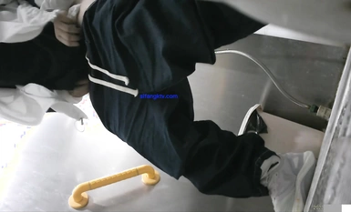 October the latest out of the toilet shoot God dive into the public toilet near the Normal University front panoramic sneak peep youth pretty schoolgirls 10th-sweatpants girl