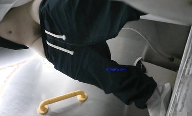 October the latest out of the toilet shoot God dive into the public toilet near the Normal University front panoramic sneak peep youth pretty schoolgirls 10th-sweatpants girl