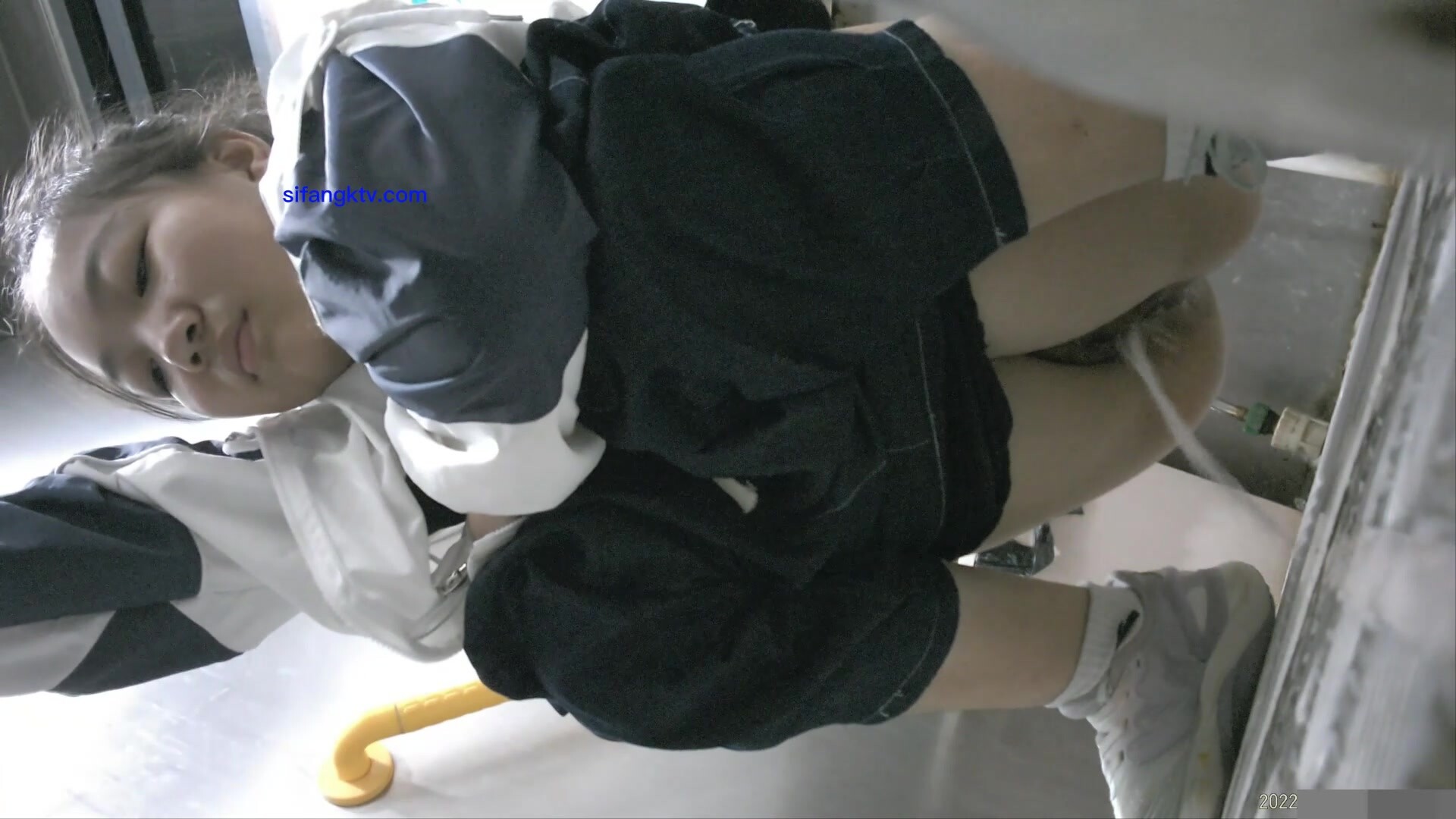 October the latest out of the toilet shoot God dive into the public toilet near the Normal University front panoramic sneak peep youth pretty schoolgirls 10th-sweatpants girl