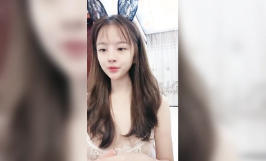 Sina Yaoyao at Tutu ay magagandang magkapatid! Mayroong isang bungkos ng mga props sa mesa upang pumili mula sa! Magsuot ng corn dildo, pagsuso sa isang breast vibrator, dilaan ang iyong puki at sumakay sa dildo