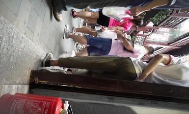 뷰티 모임 장소쇼핑몰과 보행자 거리를 휩쓸며 다양한 유형과 스타일의 여성들의 치마 속을 들여다보세요 (44)