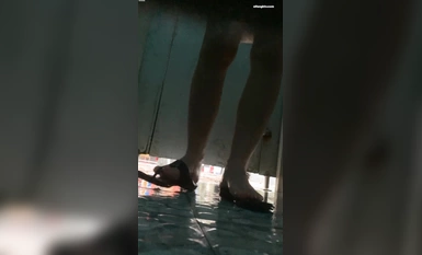 [TP cao cấp] Nhìn trộm nhiều cô gái trẻ đang đi tiểu, tắm và thay quần áo trong phòng tắm có vách ngăn ở bãi biển! Vẫn quay phim sau khi bị phát hiện(11)