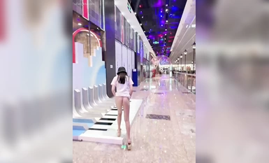 頂級露出藝術家『娜娜』最新瘋狂露出 無內大膽遊走在街頭 如入無人之境 各種在人前露出 真的吊 (6)