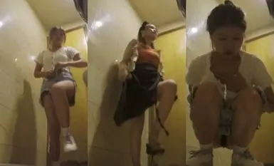 November's newest private room sneak peek god 『high moon original』new work friends gathering KTV toilet shoot 04-small Qiong + cilantro sister Ultra-high definition 3K original version