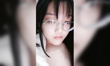 可愛眼鏡學妹醬醬仔全程露臉洗澡誘惑，尿尿給狼友看好騷，揉騷奶子自慰逼逼，奶子比心好有愛，精彩不要錯過