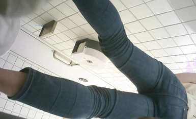 The god of toilet photography sneaks into shopping malls, panoramic rear view shots of female customers peeing in jeans, short-haired beauties pouting and peeing their asses, and the streams fall straight down to 3,000 feet.