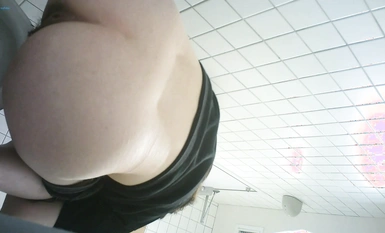 The god of toilet photography sneaks into shopping malls, panoramic rear view shots of female customers peeing in jeans, short-haired beauties pouting and peeing their asses, and the streams fall straight down to 3,000 feet.