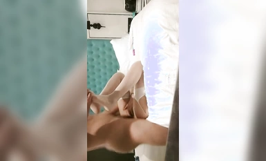 【無情的屌】，單場收益巔峰，極品外圍女神，情趣裝跳蛋大黑牛，舔腳舌吻摳逼內射全都有！