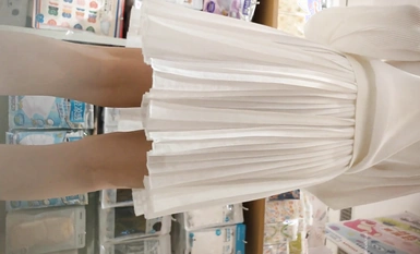 偷拍大師商場尾隨偷拍 美女裙底風光清純女學生白色連衣裙，性感粉絲內褲