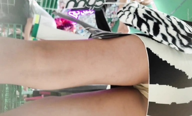 偷拍大師商場尾隨偷拍 美女裙底風光清純女學生白色連衣裙，性感粉絲內褲