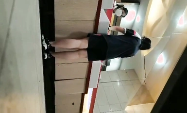 潛伏女廁偷拍兩個鮮嫩學生妹的粉逼，其中一個妹子有所懷疑