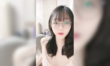 甜美眼鏡美少女桃子！極品大肥臀超誘人！特寫屁股抖動，手指拍打小穴扣弄，流出好多白漿