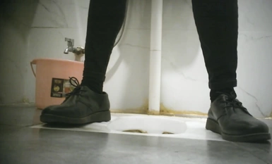 高級料亭の女子トイレで、若い美女たちをこっそり撮影。