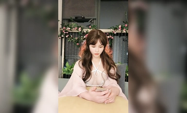 Model 170CM dengan payudara besar! Alat peraga baru untuk melancap! Buka kaki anda untuk menyambutnya, gunakan pengurut serampang dua mata, dan nikmati tujahan pantas.