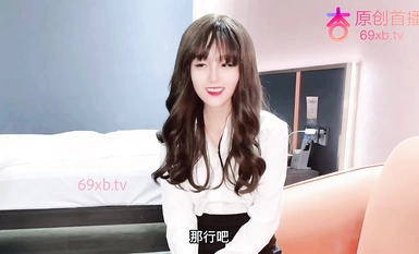 Ang magandang tindera sa nangungunang 4S store ni Xingba ay dinaya ng isang customer sa kama at nag-creapied sa loob niya.