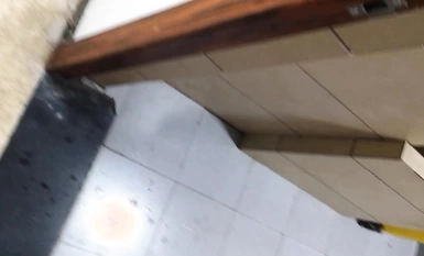 國內廁拍大神潛入醫院女廁偷拍 做B超的妹子,憋了一早上的尿,終於可以泄閘放水了