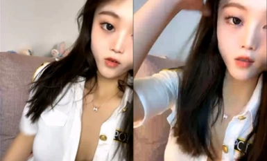 Cô gái trẻ gợi cảm với đôi chân đẹp! Đồng phục gợi cảm của nữ cảnh sát nhỏ! Cởi quần lót, cởi đôi môi căng mọng và âm hộ xinh đẹp, dùng ngón tay xoa mạnh, chụp từ góc nhìn từ dưới lên