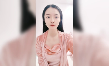 A young woman of quality! She seems to be very quiet! After the shower, she shows everyone that her big soft tits are swaying, her balls are vibrating, and she is biting her lips with a very seductive expression!