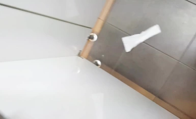 その神様はショッピングモールの女子トイレに忍び込み、何人もの若い美女を覗き見した。