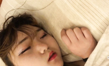 KTV는 술에 취해 전복과 똥구멍에 손가락 선(禪)을 한 채 살찐 호위 소녀를 포주했습니다.