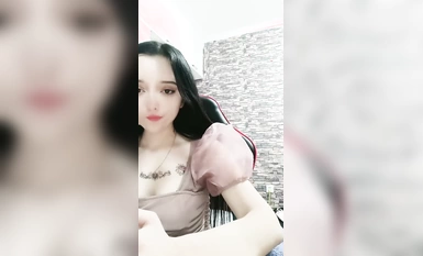 新疆の美少女好評につき、彼女はゆっくりと裸になり、おっぱいをこねくり回し、アソコを指で叩き、アップで開く！