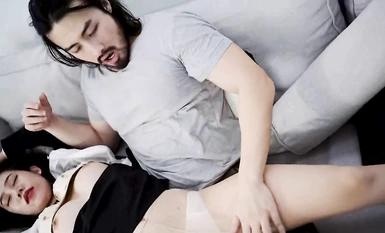 ชาวเน็ตถ่ายรูปเซลฟี่ของชายจอมเลอะเทอะในซิทคอมที่สะกดรอยตามและตอบโต้เจ้าหน้าที่ตำรวจหญิง 2 คน หลังจากที่พวกเขาได้รับการปล่อยตัวออกจากคุก บุกเข้าไปในบ้าน ข่มขืน และฆ่ากัน