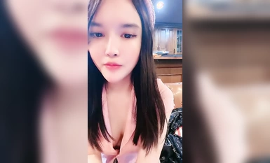 Cô gái gợi cảm và dễ thương với vẻ ngoài xinh đẹp khoe khuôn mặt đầy đam mê trong suốt quá trình. Bộ ngực săn chắc rất hấp dẫn và núm vú của cô ấy đều có màu hồng và thủ dâm, dùng đạo cụ sờ vào âm hộ của cô ấy và cận cảnh. thật thú vị.